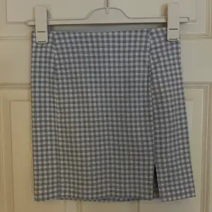 Blå och vit rutig kort kjol från New Yorker