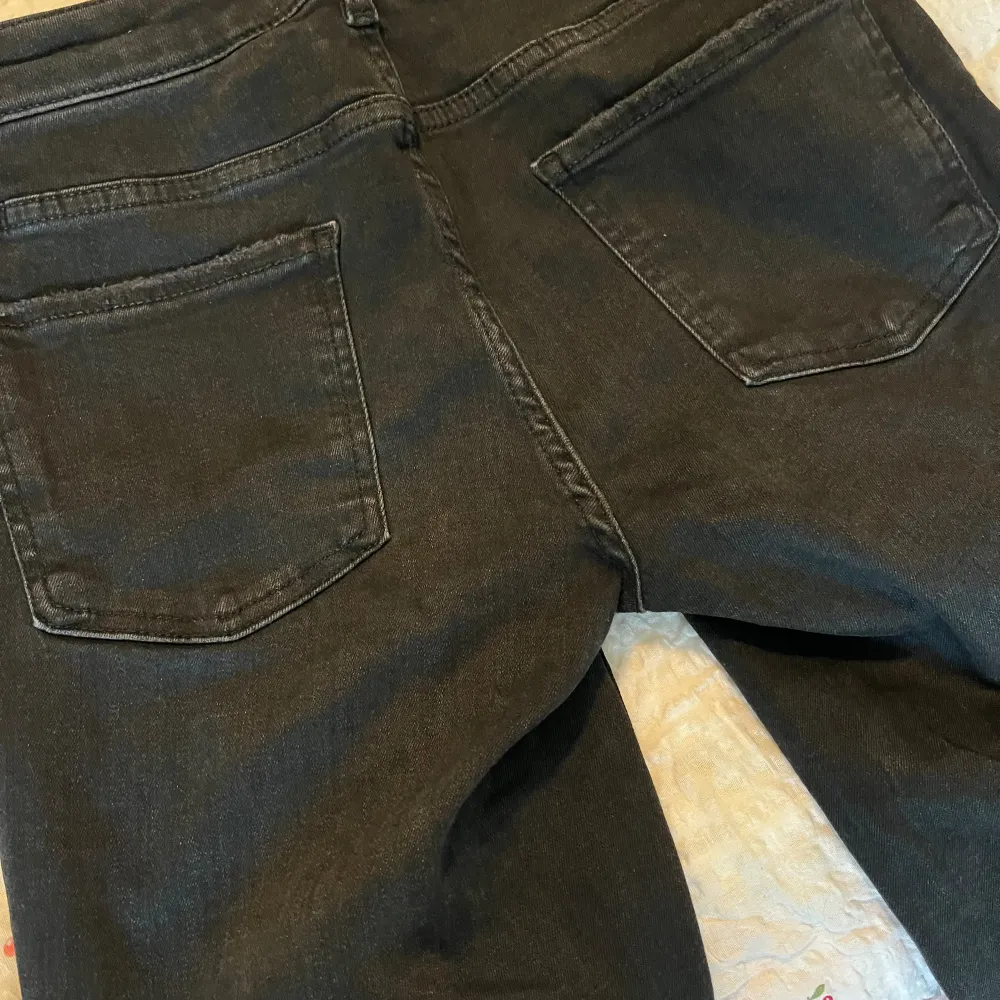 Säljer dessa svarta bootcut jeansen från zara då de inte kommer till användning. Använda ett fåral gånger så i mycket bra skick. Skicka för fler bilder😇💕. Jeans & Byxor.