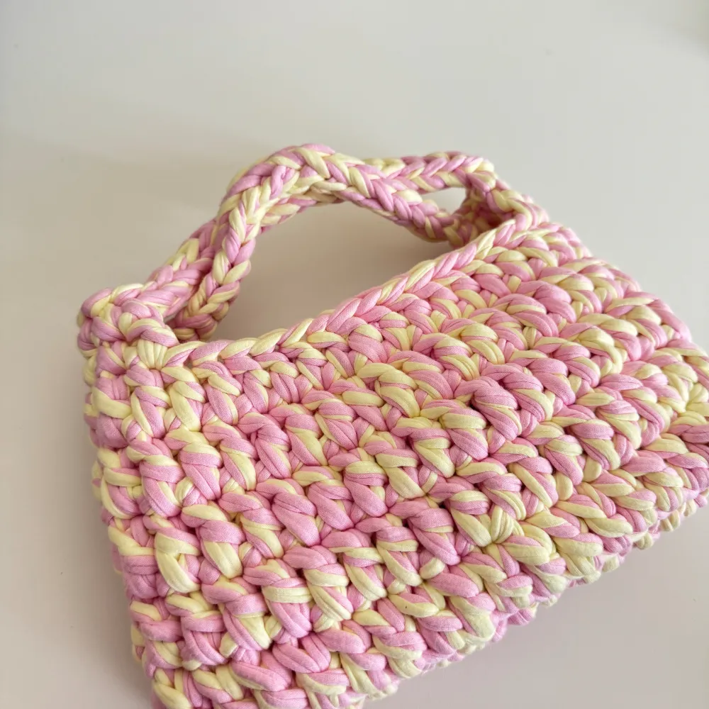 Handmade recycled crochet handbag  Brandnew . Väskor.