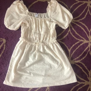 Klänningar  - Olika snygga klänningar i olika passform, mäster och material. Skriv för mer bilder/priser 