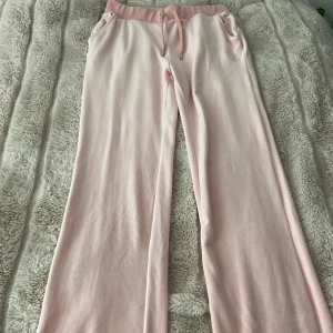  ljusrosa juicy couture byxor - Ett par helt nya juicy Couture byxor, säljer på grund av att dom inte kommer till användning 💜