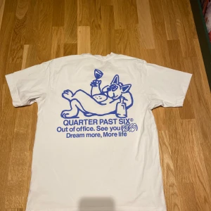 Quarter past six t-shirt - Säljer nu denna t-shirt från quarter past six i storlek S. Använd 1 gång och säljer nu pågrund av att den är för liten så där av är skick 9/10. Nypris 599 kr. Bara höra av sig vid intresse samt funderingar.