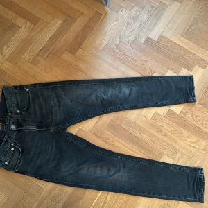 Nudie Jeans - W:30 L:30 Färg: Black Eyes   Modell: Lean Dean Ganska använda, men inga slitningar eller något. Passar nån som är imellan typ 165-175cm  Kom förbi karla plan loppis 19e oktober för att köpa dessa!