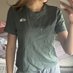 Kortare t shirt, grön, skit snygg! Köpte för ca 300kr, säljer för 60kr+frakt 
