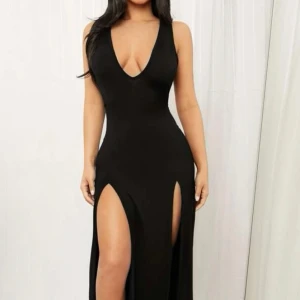 Klänning - Storlek S men va lite för pösig på mig för min smak, väldigt läcker annars 😍