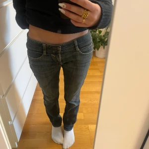 GAS jeans  - Säljer mina jeans från märket GAS. De är lågmidjade och straight i passformen💓 supersnygga med slitningar på fickorna och cool lite sliten blå färg🙏🏻  Innerbenslängd: 72cm Midjemått: 80cm