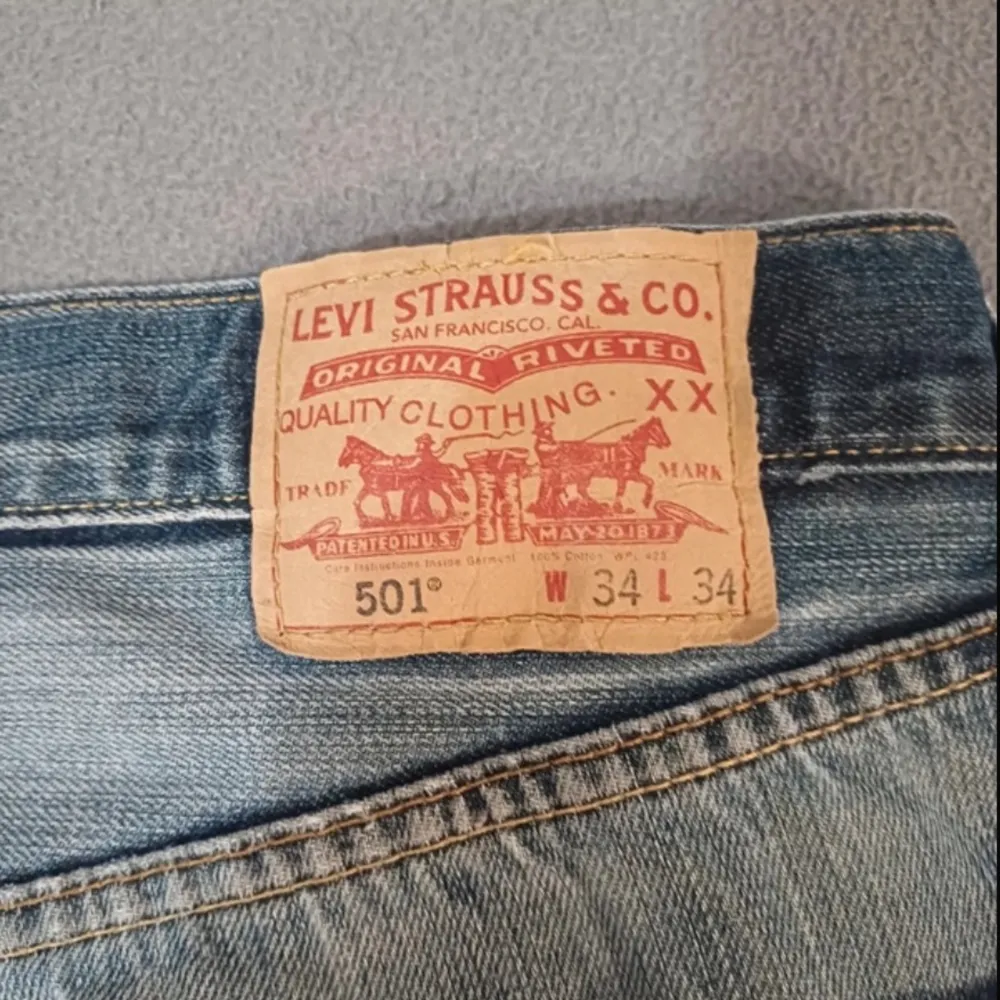 Vintage Levis i populära modellen 501⭐️ mycket bra skick, långa i benen . Jeans & Byxor.