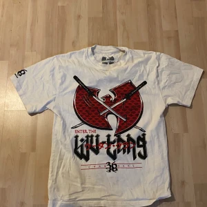 Wu- tang t- shirt - T tröjan är i väldigt bra skick. Märket heter Wu - tang. Pris kan diskuteras. Den är köpt för 400!