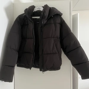 Puffer jacka - Pufferjacka från pull&bear Knappt använd Nypris ca 570kr