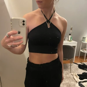 Topp - Säljer denna fina svarta topp ifrån zara! Sparsamt använd💕