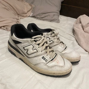 New balance 550 - Använda 550 new balance i storlek 42  Dom är använda å lite smutsiga men går lätt bort 
