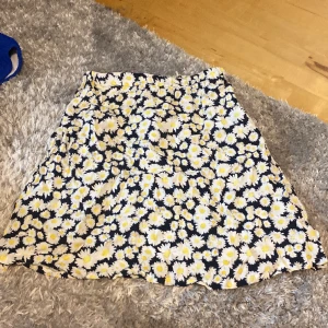 kjol - jättefin kjol med blommor från lindex . Inga volanger eller så. har även fickor men inget som syns alls utanpå. ferfelt till typ midsommar