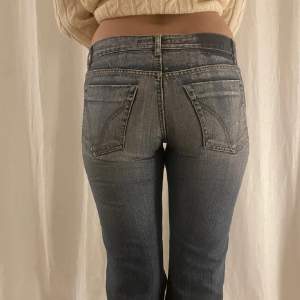 Så fina jeans i bra skick. Köpta från plick men passade tyvärr inte mig. Innerbenslängd 83 cm och midjemåttet 39 cm💕 (bilder lånade från förra ägare)