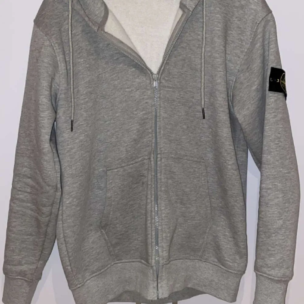 Säljer en stone island zip hoodie storlek M, använt 1 gång. Hoodies.