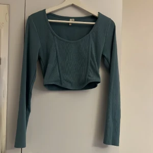 Topp blå - Blå topp, ribbat material. 