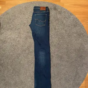 Hej! Säljer nu mina knappt använda Jack & Jones jeans i färgen mörkblå/medium blå! Storlek 32/34. Skicket skulle jag säga är 8-9/10. Inga defekter! Modellen är Slim Glenn! Hör gärna av er om frågor, mer bilder osv!