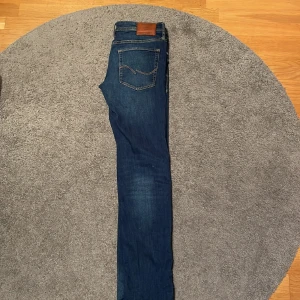 Jack & Jones Jeans - Hej! Säljer nu mina knappt använda Jack & Jones jeans i färgen mörkblå/medium blå! Storlek 32/34. Skicket skulle jag säga är 8-9/10. Inga defekter! Modellen är Slim Glenn! Hör gärna av er om frågor, mer bilder osv!