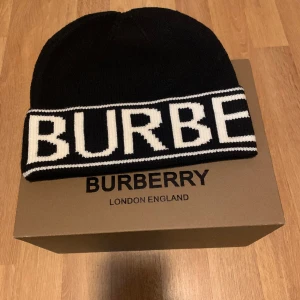 Burberry Beanie  - Burberry mössa. Mössan är helt ny och priset kan självklart diskuteras!