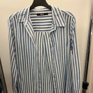 En skjorta jag köpte på bikbok men jag vet inte hur man stylar den, det är därför jag säljer den. Det står att den har storlek XS men det passar mer som en M/S