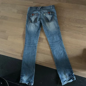 Low waisted raka jeans - Raka low waisted jeans med design på fickor. Väl omhändertagna utan fläckar och hål. Superfina men lite för små för mig tyvärr💗 
