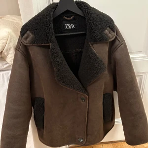Zara teddy jacka - Säljer denna zara teddy jacka då jag tyvärr inte får så mycket användning av den. köpt förra året. I storlek S. Väl använd men mycket fint skick. 