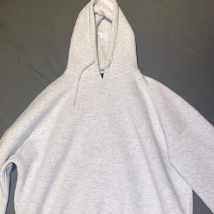 LXA hoodie i grått med grönt tryck på ryggen knappt använd köpt för en månad sen 