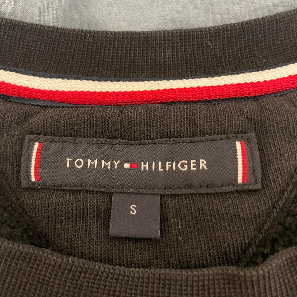 Säljer en Tommy Hilfiger tröja! • Storlek S • Ny Skick • Köpt från Tommy Hilfiger  •Ny pris cirka 1500kr Hör av er om ni funderar kring något! Mvh/Daniel. Hoodies.