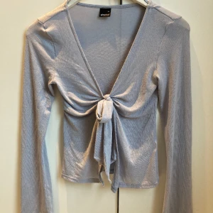 Top Ginatricot st XS - Söt top från Ginatricot i st XS (ljusblå). Knyts fram. Knappt använd, som ny.