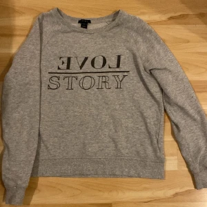 Tröja  - En tröja som varit älskad men inte använd så mycket på senaste, bra skick, hel och ren. Storlek M men passar mig som annars är xs/s