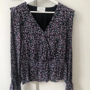 Neo Noir blus strl M - Använd 1 gång, nyskick 