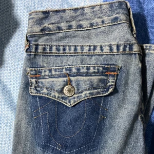 True religion  - Säljer true religion, allt är stabilt däremot är de lite sönder vid fötterna med det syns inte så mycket. Kan skicka fler bilder om det önskas! 