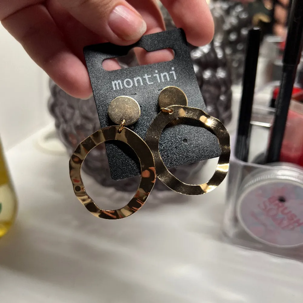 Tre guldiga örhängen😍Dom passar perfekt till vardags och till festligare tillfällena🌟Ordinarie pris är 230kr för allt✨. Asusteet.