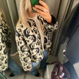 Jacka - Slutsåld jacka från zara, aldrig använd☺️ skriv om du vill ha egna bilder