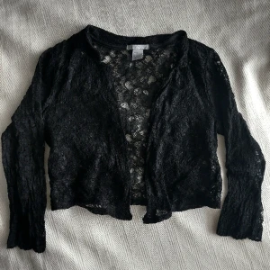 Spets kofta - Snygg spets kofta i storlek S 🎀  Fint skick!