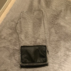 TIAMO VÄSKA  - Hej! Jag säljer min TIAMO väska eftersom jag inte använder den mer. Den har ett stort inne fack och ett litet fack med dragkedja sant en ficka back på väskan. Skriv privat för frågor eller för intresse! 