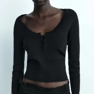 Topp från zara - Såå fin och smickrande topp från zara endast använd en gång, i mycket fint skick.