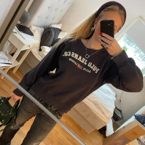 Ralph lauren tröja - Säljer dessa snygga sweatshirten från Ralph lauren, tror den kommer från min mamma eller pappas garderob så finns säker inte o köpa längre💕