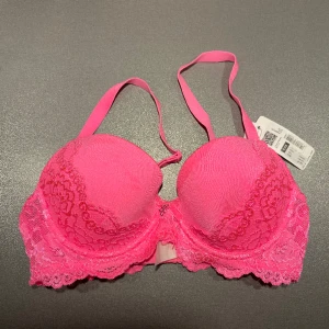 Bh - Neon pink bh som ej passar tyvärr ej använda och prislapp sitter kvar❤️