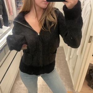 Cool stickad kofta  - Så cool och unik kofta. Stl S 