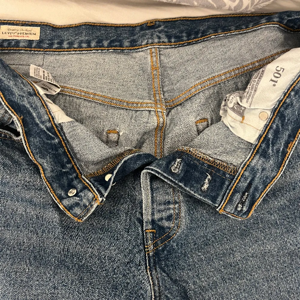 Säljer dessa Levis 501 jeans då de inte kommer till användning och endast är använda 1 gång! De är i 90s modellen. Midjemått: 38cm & innerbenslängd: 75cm. Jeans & Byxor.