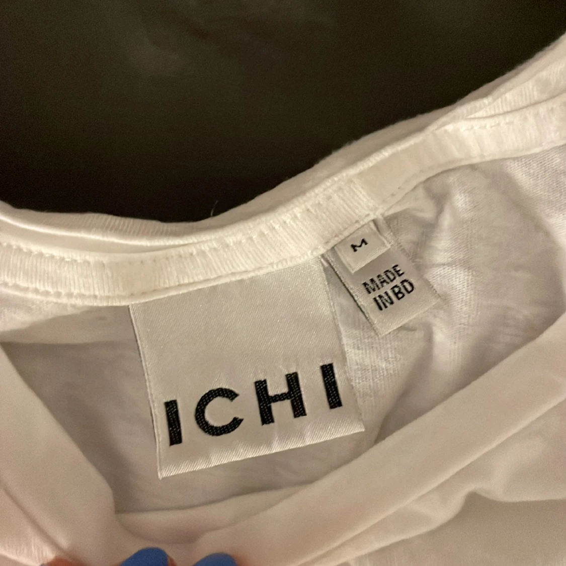 Fin vit tröja med volang  - 90