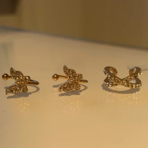 (Låtsats) Guld Örhängen  - Tre stycken örhängen som är lätta att sätta på och de är verkligen super snygga på!  Pris för alla tre: 50kr Styckebris: 20kr  