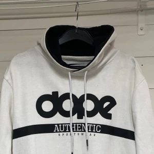 Dope Hoodie 🤍 - Fin huvtröja. Passar kille som tjej. Strl. M Frakt tillkommer.