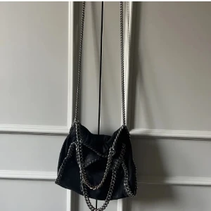 Väska  - Stella mccartney liknande väska! Lite sliten inuti annars i super fint skick 💥