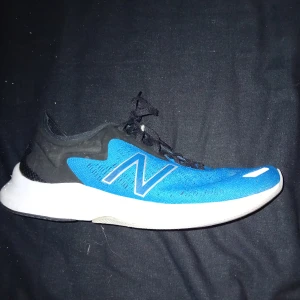 new balance mpesurb1 - Ny pris 800kr. Dem är köpta för ca ett år sen. Anvönda 3-4 gånger. Storlek 43. Säljer dem för att dem aldrig användts