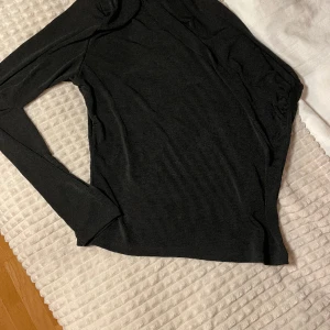 One shoulder topp Gina Tricot - Jätte snygg one shoulder topp från Gina tricot i storlek XL. Dock har jag använt denna som har storlek S, en säkerheltsnål på sidan så passar den alla storlekar. Perfect fest topp.