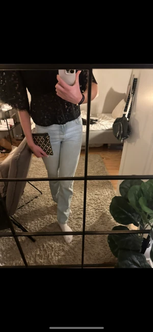 Levis 501 jeans 💖 - Säljer dessa superfina Levis jeans i storlek W26, L32 ungefär. De är äkta och i nyskick. Nypris 1019kr. 💓💓💓 jag är 173 lång. 