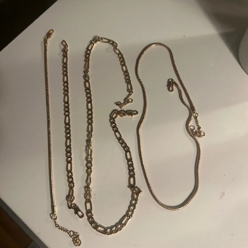 Superfina halsband och armband i guld. Tror inte de är äkta, då de är köpa på Gina tricot, därav priset. Helt oanvända, säljer då jag endast använder silver smycken ❣️ 70 kr för allt, vid köp av enstaka, kontakta mig . Asusteet.