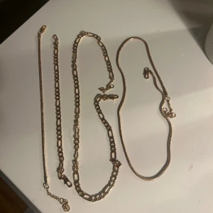 Armband och halsband i guld  - Superfina halsband och armband i guld. Tror inte de är äkta, då de är köpa på Gina tricot, därav priset.  Helt oanvända, säljer då jag endast använder silver smycken ❣️ 70 kr för allt, vid köp av enstaka, kontakta mig 