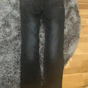 Ett par as snygga lågmidjade herrlicher jeans med snygga fickor som inte kommer till användning längre. Snygg bootcut. Bara o skiva om det finns minsta funderingar | original pris runt 1500, mitt pris 600